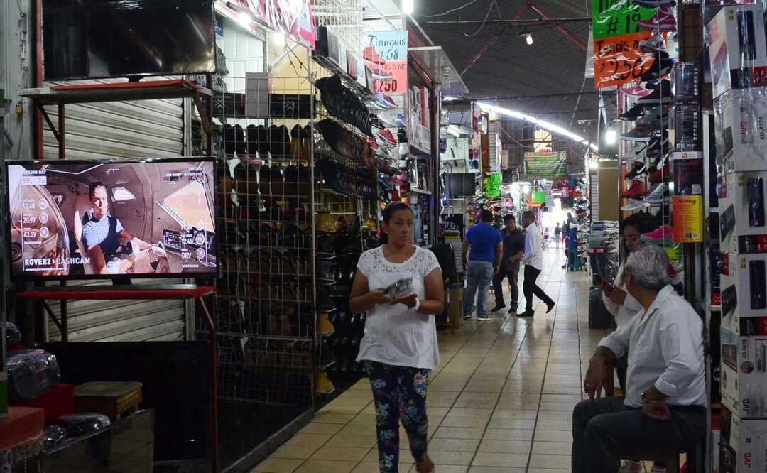 La Fayuca ofrece los artículos más variados, desde películas pirata hasta licuachelas o trajes para payaso | Foto: Agencia Es Imagen para El Universal Puebla