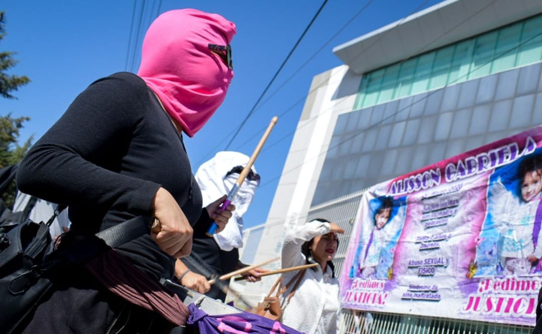 Feministas y activistas se manifestaron en la Casa de Justicia de Puebla por el feminicidio de Alisson Gabriela | Foto: Agencia Es Imagen para El Universal Puebla
