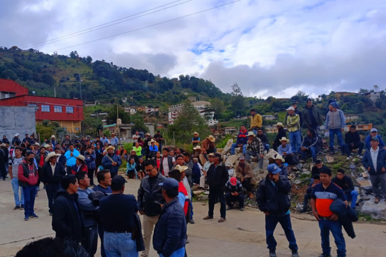 Habitantes de Coyomeapan entregan armas y patrullas que tenían retenidas desde 2021