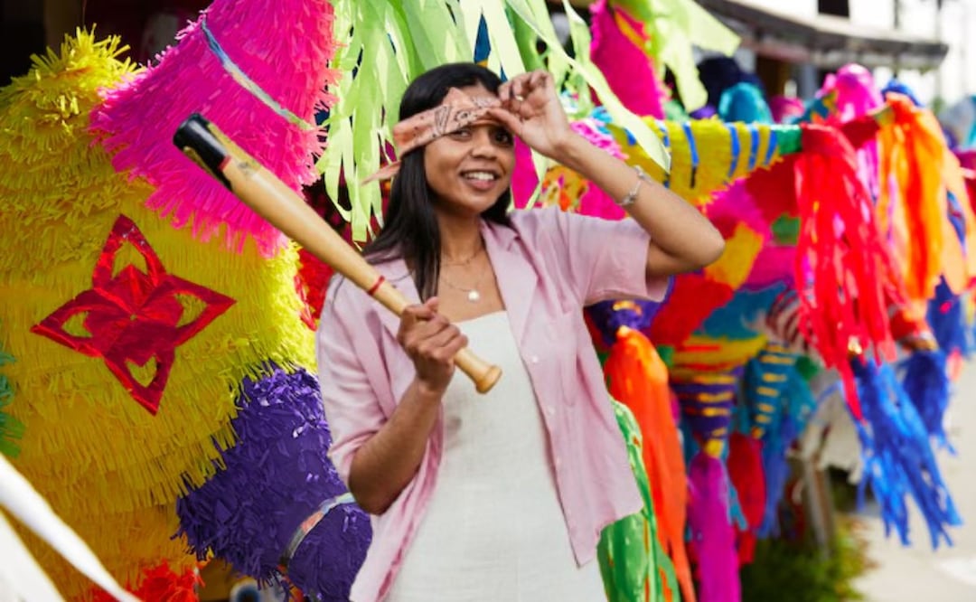Romper la piñata con los ojos vendados es tradicional / Foto: Freepik / Pexels
