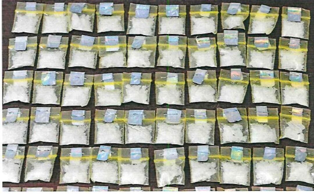 Le aseguraron 96 bolsas con metanfetaminas y 49 pastillas psicotrópicas | Foto: FGR