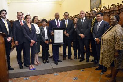 Alcalde de Nueva York recibe reconocimiento de la BUAP