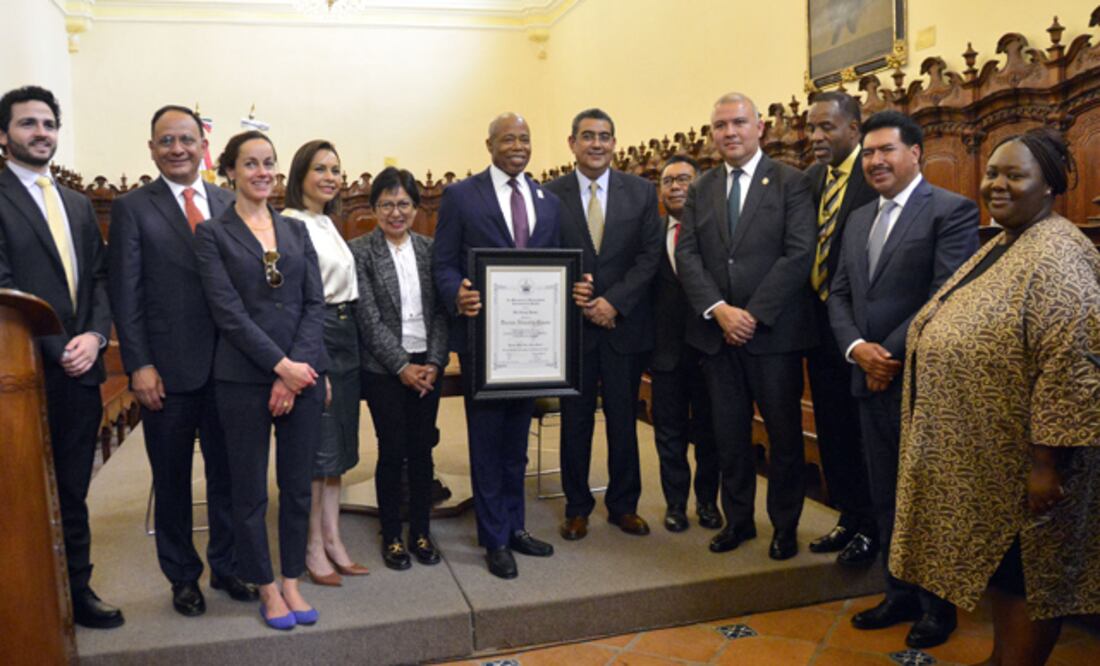 La rectora Lilia Cedillo y el gobernador de Puebla entregaron el reconocimiento | BUAP