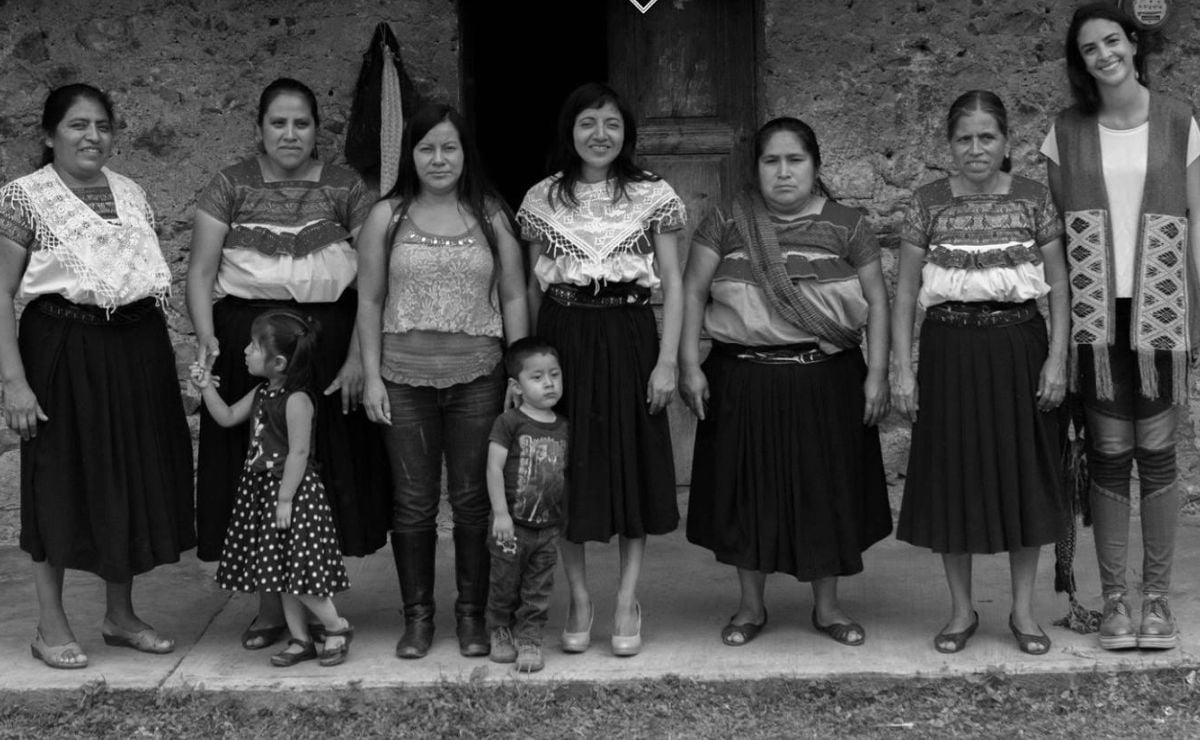 Ropa tejida por indígenas de Pahuatlán triunfa en desfiles de moda