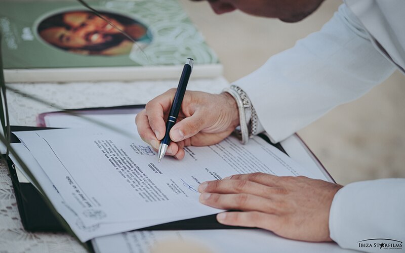 El matrimonio no solo une a las parejas de manera religiosa o civil, sino que también conlleva derechos, obligaciones y beneficios específicos. Estos son los motivos legales que hacen que el matrimonio pueda ser ventajoso. 

Foto: Producción El Universal Puebla