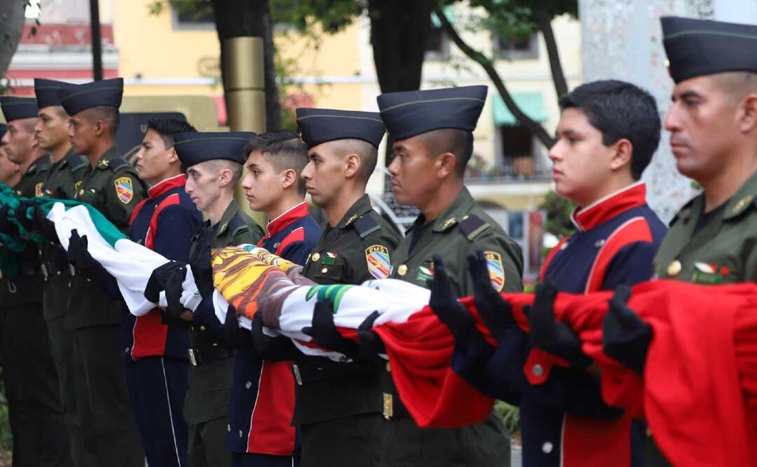 El desfile cívico-militar avanzó por avenida Reforma y el Bulevar 5 de Mayo | Foto: Agencia Es Imagen para El Universal Puebla