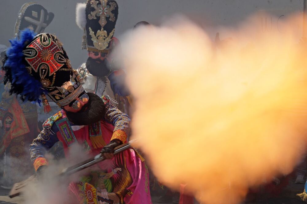 En el Carnaval de Huejotzingo los danzantes usan pólvora que queman en mosquetones. Foto: Cuartoscuro