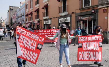 Se manifiestan contra verificación vehicular en el Congreso de Puebla