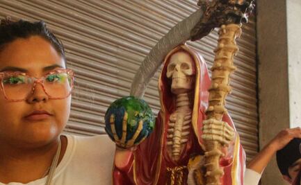 Con mariachi, flores y comida poblanos festejan a la Santa Muerte
