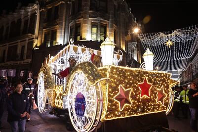 Entre luces y pirotecnia desfilan los Reyes Magos en Puebla