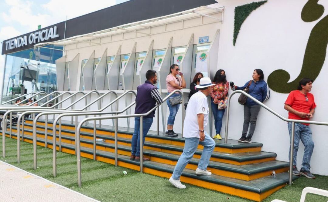 La venta en taquilla para el partido de Los Pericos de Puebla se agotó en pocos minutos | Foto: Agencia Es Imagen para El Universal Puebla