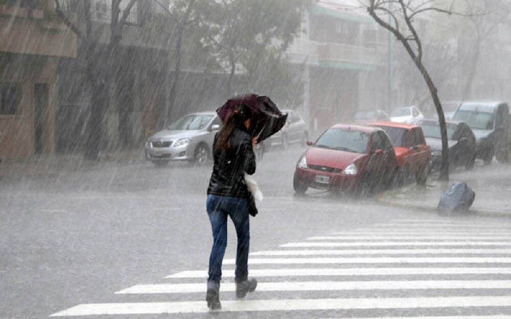 El sistema se movía hacia el oeste a 19 km/h y mantenía vientos máximos sostenidos de 55 km/h, con rachas de hasta 75 km/h.

Foto: Producción El Universal Puebla