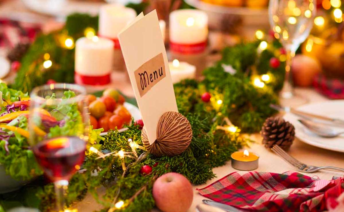 Hemos creado una lista con los elementos imprescindibles que no deben faltar en tu menú para que puedas disfrutar de una celebración navideña deliciosa y sin sorpresas indeseadas. ¡Con esta guía, tu mesa brillará con los sabores y colores de la temporada!

Foto: Producción El Universal Puebla 