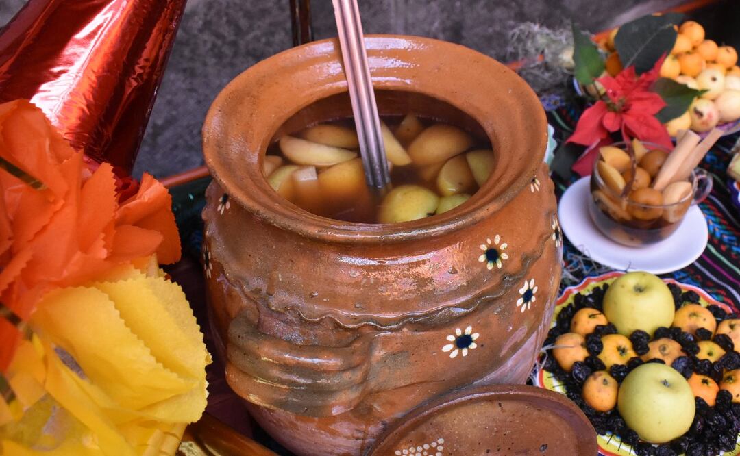 Con tejocote, caña, manzana, canela y guayaba esta rica bebida es imprescindible en Navidad | FOTO: Agencia Es Imagen para El Universal Puebla