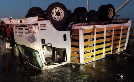 Tras intento de asalto, camión vuelca en el puente de la Central de Abasto