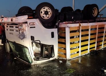 Tras intento de asalto, camión vuelca en el puente de la Central de Abasto