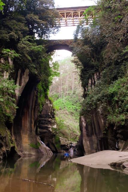 Se trata de una formación natural que quedó como recuerdo del caudal de un profundo río interrumpido hace más de 50 años. Foto Redes Sociales