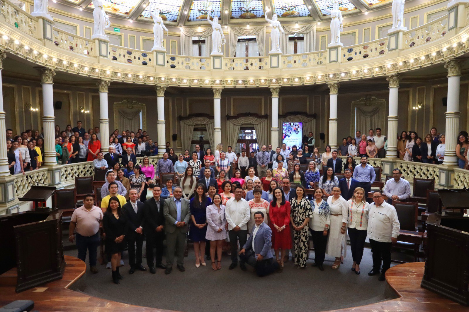 Diputados reconocen a trabajadores del Congreso | Foto: Congreso del Estado de Puebla