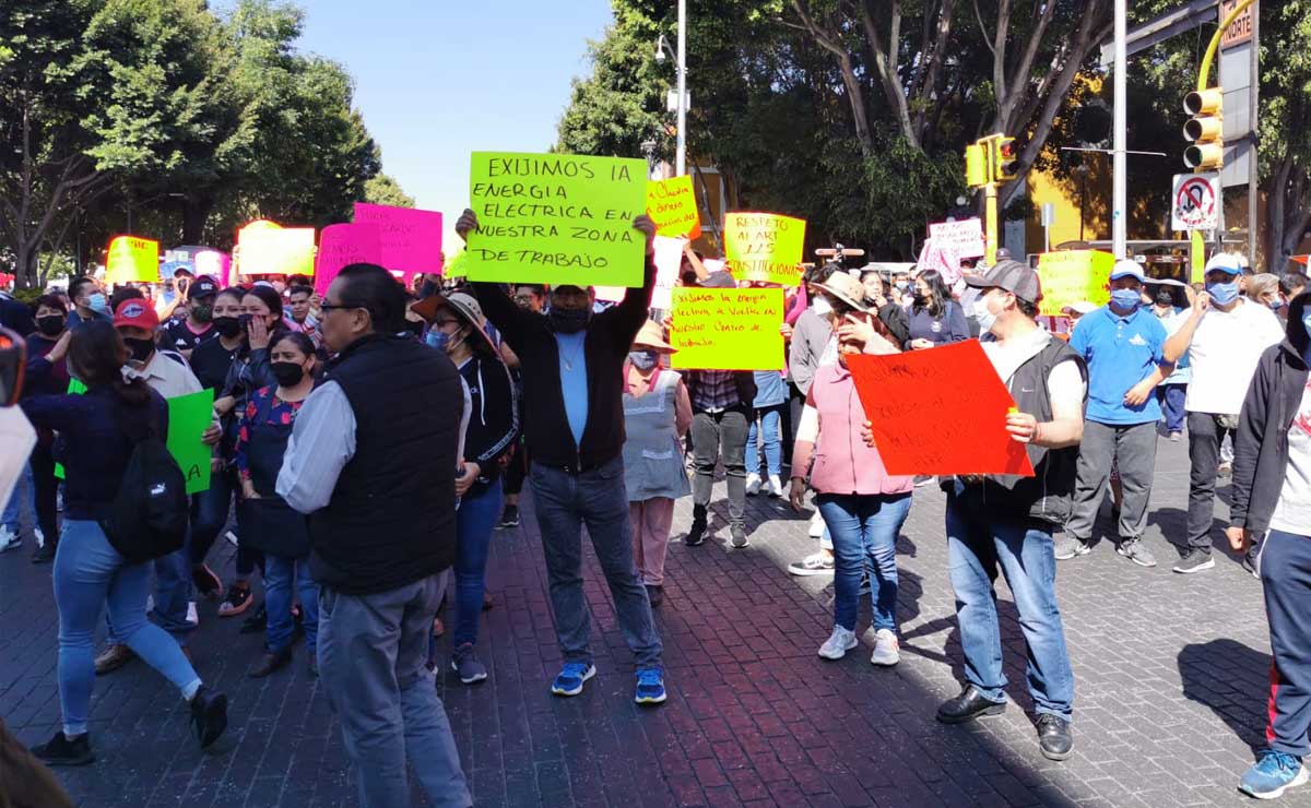 Locatarios del mercado 5 de Mayo protestan por corte de luz