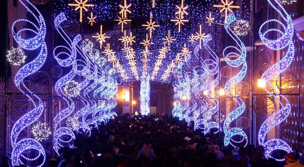 Este recorrido por Atlixco no solo permite admirar la belleza de sus calles, sino también sumergirse en el espíritu navideño que invade todo el lugar.

Foto: Producción El Universal Puebla