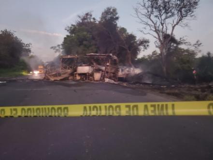 Suman 18 calcinados tras choque de autobús contra pipa de combustible en carretera Cd. Victoria-Monterrey 