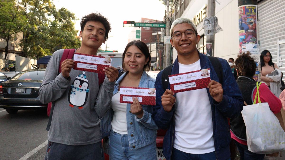 La Beca para el Bienestar Benito Juárez de Educación Básica es un programa del Gobierno de México dirigido a familias con hijos o menores a su cuidado que estudian educación inicial, preescolar, primaria o secundaria y que tienen menos de 18 años.

Foto: Producción El Universal Puebla