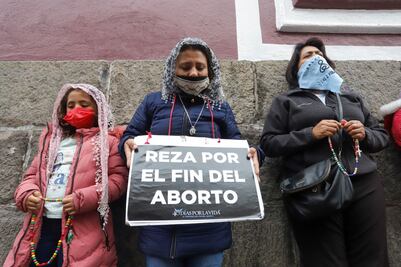 Con rosario en mano se expresan contra el aborto en Puebla