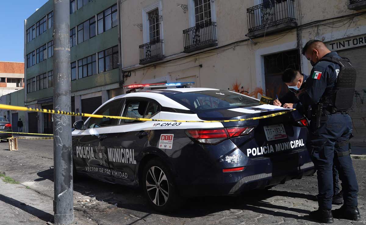Indigente muere de hipotermia mientras dormía en escaleras de Iglesia en el Centro de Puebla