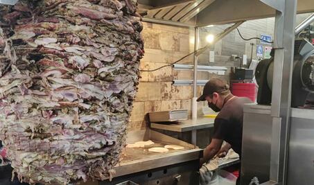 Así son los trompos de los tacos árabes en Puebla