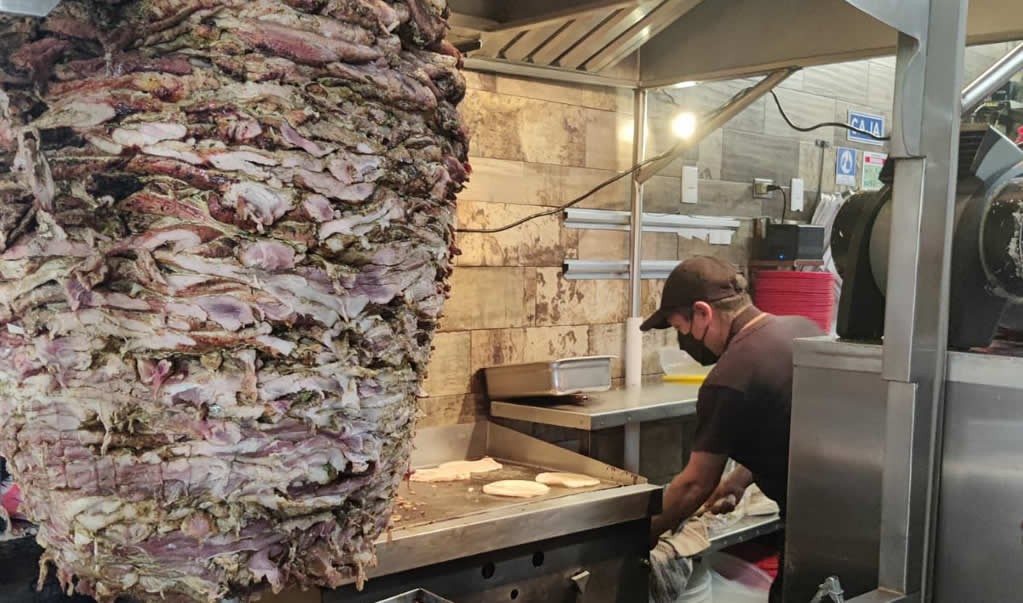 Así son los trompos de los tacos árabes en Puebla