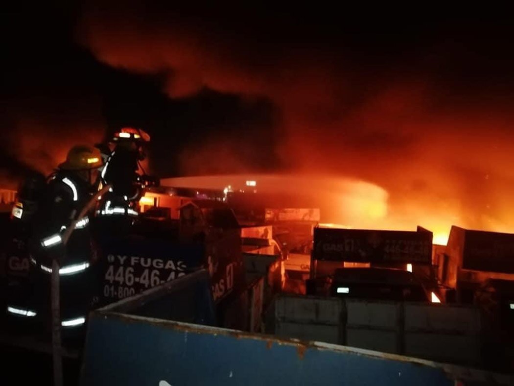 Incendio en gasera en Acajete