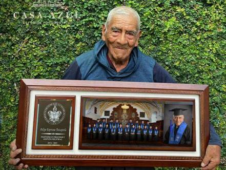 Fotos de don Felipe, el graduado de 84 años, se viralizan