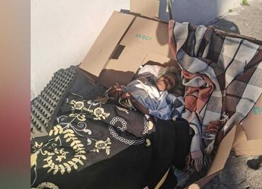 Desalmados abandonan a abuelita dentro de cajas de cartón en Colombres