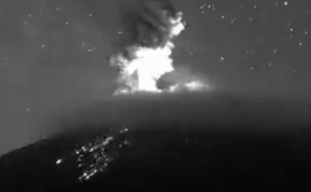 El volcán Popocatépetl lanzó material incandescente con una columna de ceniza | Foto: Webcams de México