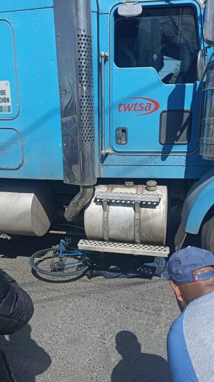 Trailero atropella y mata a ciclista en San Felipe Hueyotlipan