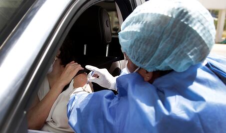 Puebla inicia aplicación de vacunas en el auto