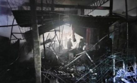 Incendio consume 30 puestos semifijos al exterior del mercado de "La Purísima" en Iztapalapa
