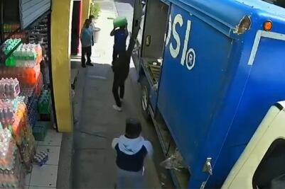 VIDEO | Captan violento asalto con armas largas en una tienda de Tehuacán