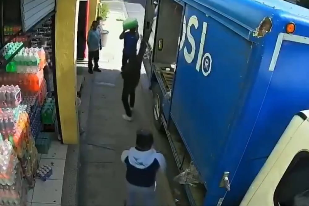 Cámara de seguridad captó el momento en que dos sujetos armados asaltaron un negocio | Foto: Captura de video Redes Sociales