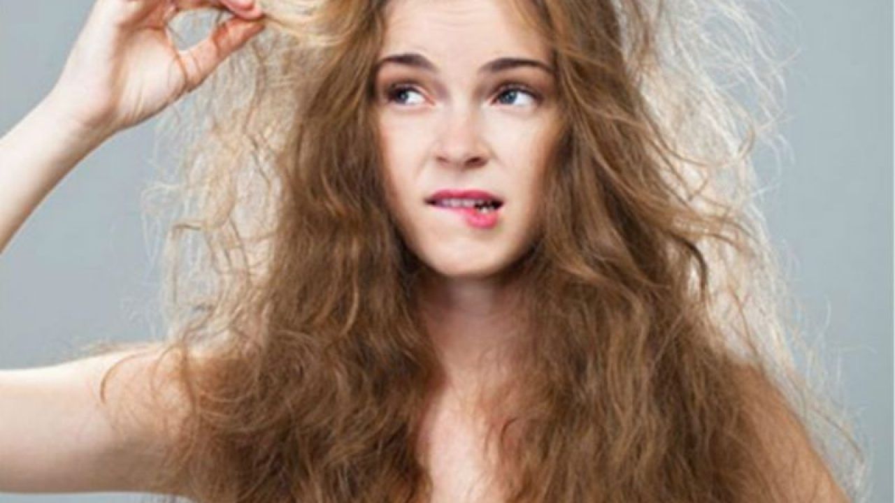 El cabello que necesita hidratación absorbe la humedad del ambiente y crea su esponjosidad que llamamos frizz.

Foto: Producción El Universal
