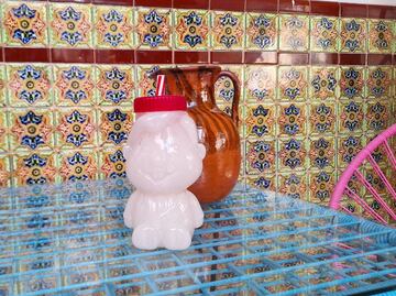 ¿Tienes sed? Toma un Amlitro, pulque servido en un cilindro con la figura de AMLO