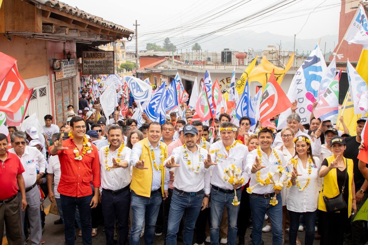 Lalo Rivera cierra gira en Huauchinango acompañado por Marko Cortés