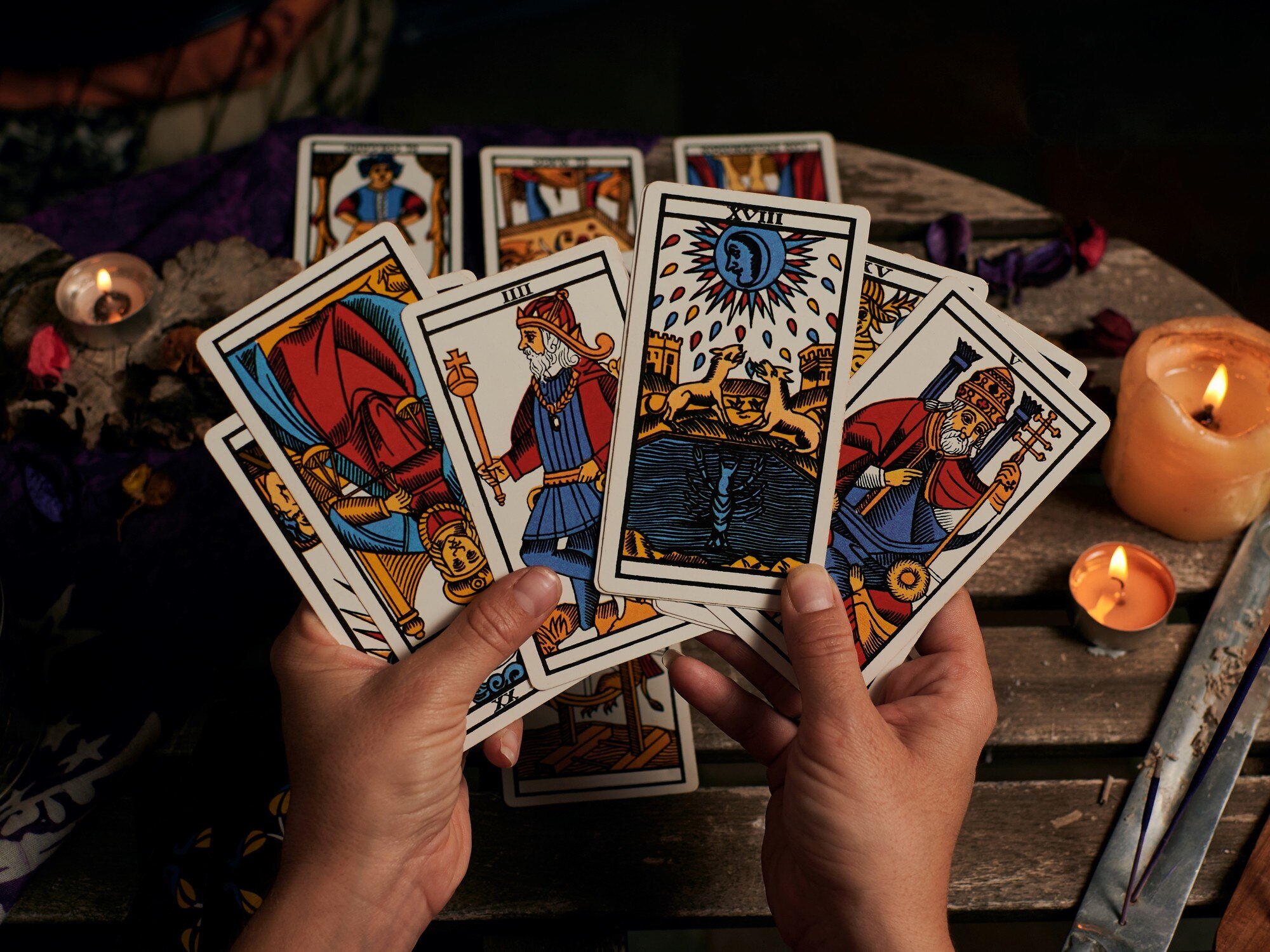 Cuando se combinan el Tarot y la Astrología, se puede obtener una visión más completa y matizada.

Foto: Producción El Universal Puebla
