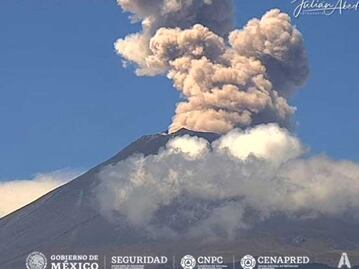 Volcán Popocatépetl emite fumarola de más de un kilómetro