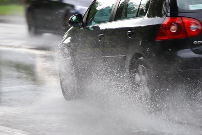 ¿Cómo revisar los frenos de tu auto? Guía para evitar accidentes en carretera mojada