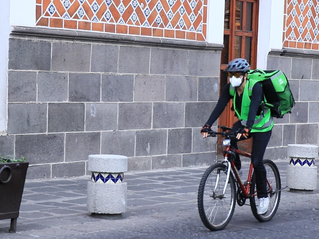 Entre peligro y demasiada competencia, la vida cotidiana de un repartidor de comida
