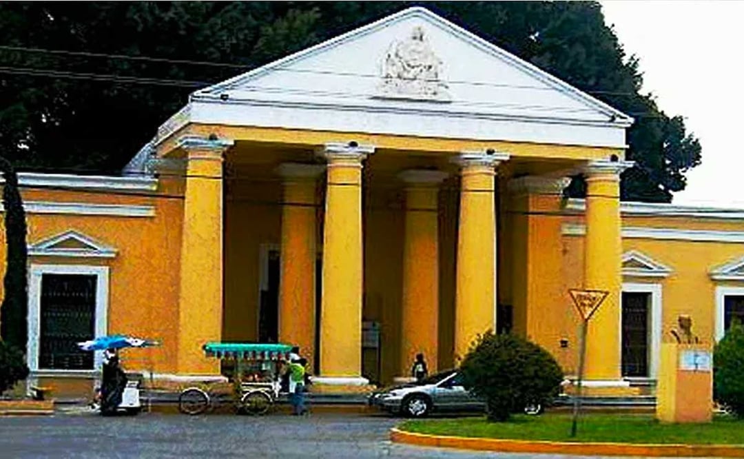 El mausoleo de la familia Barbosa Huerta se encuentra en el Panteón Municipal de Tehuacán | Foto: ICAD