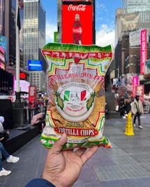 Tortillería poblana regala dólares en Estados Unidos