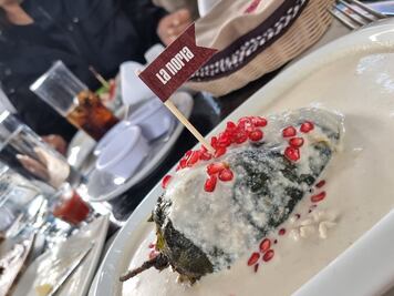 Trolean a secretaria de Gobernación por comer chile en nogada SIN CAPEAR