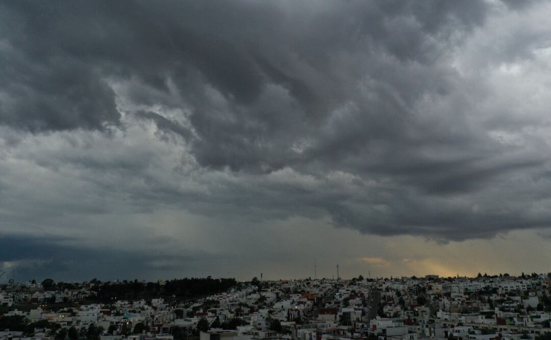Alerta por intensa lluvia y fuertes vientos en la ciudad de Puebla este domingo 10 de agosto | Foto: EsImagen.